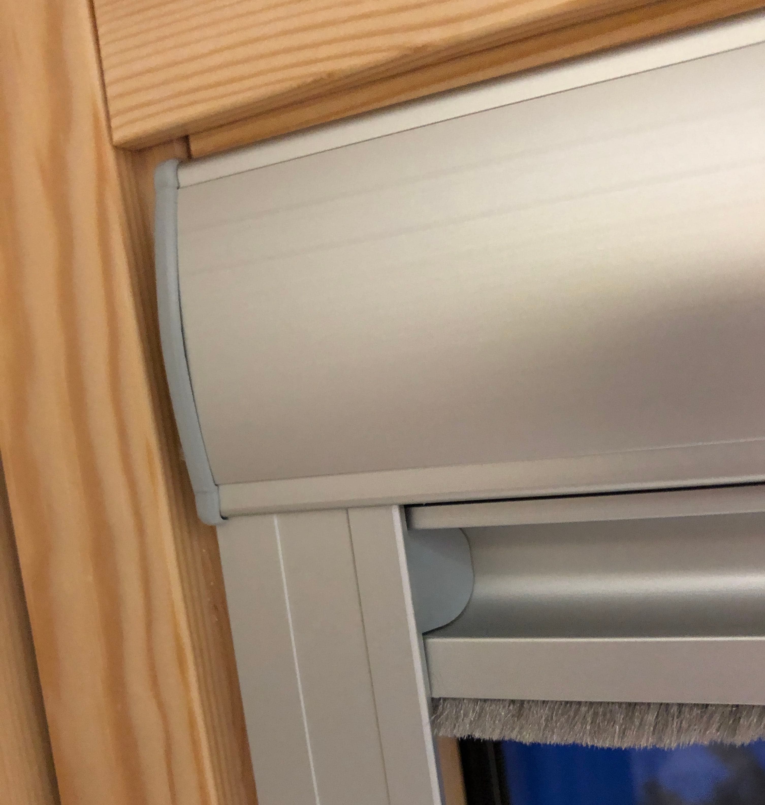 Штора блэкаут рулонная на направляющих Roto ZRV M для мансардных окон, 540*1180 мм - Image 9
